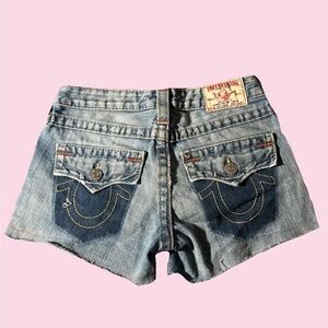 ♡︎ light wash cut off jean shorts ♡︎
( brand : true religion , for sale )